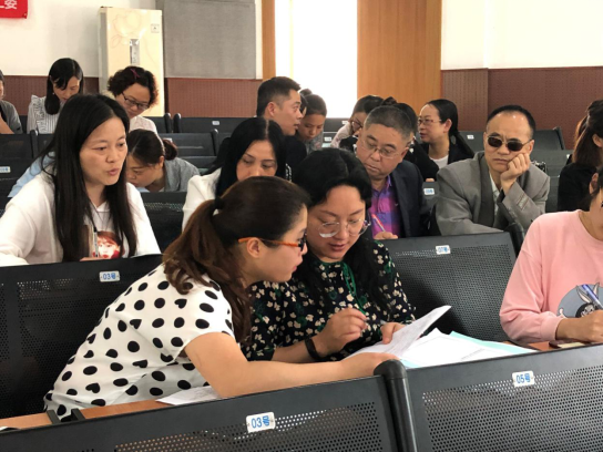 老师们围绕主题认真研讨发言