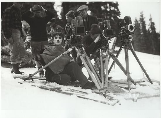 查理·卓别林和助理埃迪·萨瑟兰（左）在《淘金记》片场，1924年4月© Roy Export Co。 Ltd/洛桑爱丽舍博物馆惠允，博洛尼亚电影资料馆惠允扫描