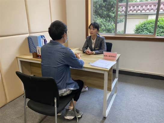 开展免费心理咨询和哀伤辅导