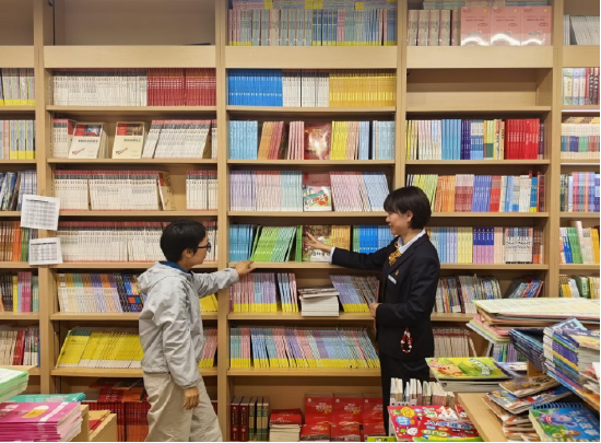 建行龙里支行到图书企业进行实地走访。