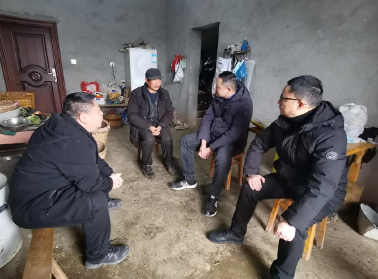 慰問見義勇為人員彭輝(左二)