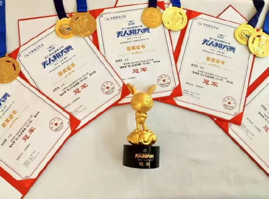 石室成飞学生在国家级、省级航空比赛中屡获大奖