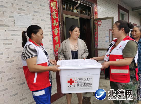 8月18日，石棉县红十字会组织志愿者，到受灾户家中发放相关物资