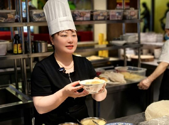 (川北凉粉第六代传承人李华和她制作的川北凉粉)