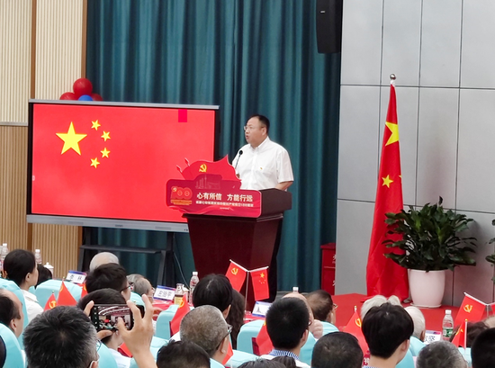 成都七中党委书记、校长易国栋
