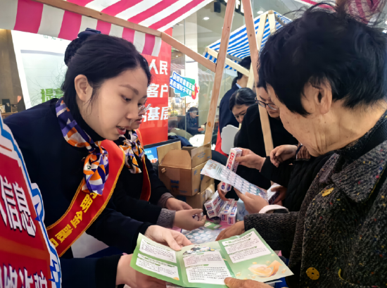 图：市民参与寓教于乐的金融反诈知识宣教活动