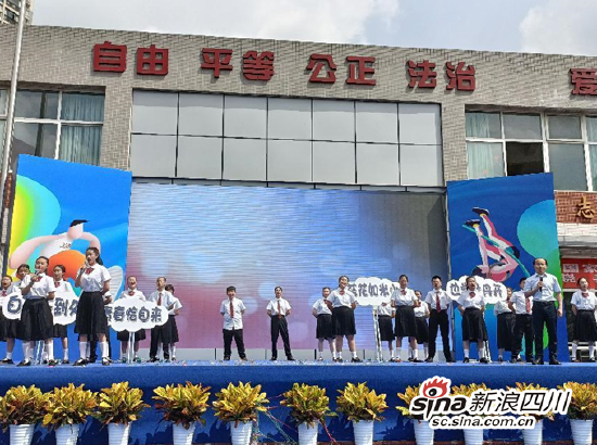王国贤校长与学生合唱《苔》