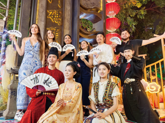 希腊网红达人打卡成都“夜游锦江” 摄影：杨苛