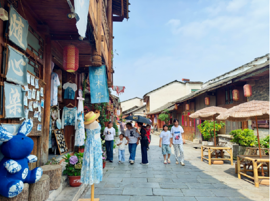 旧州古镇街道上正在游玩的市民