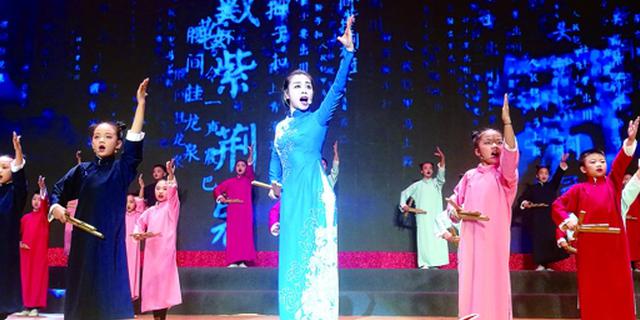 舞台上的隆盛小学师生