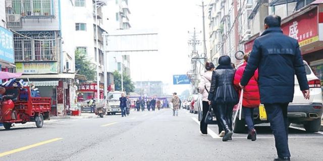 市民走在修好的幸福路上