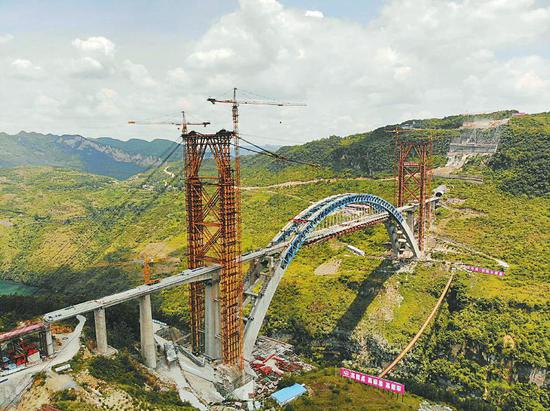 7月30日拍摄的成贵高铁贵州鸭池河大桥现场。 韩贤普摄