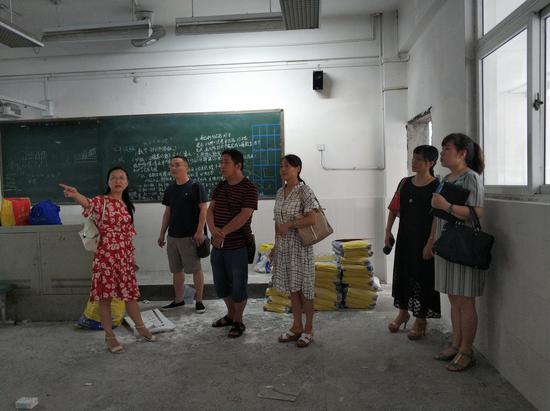 魏校长与行政查看凉水校区教室