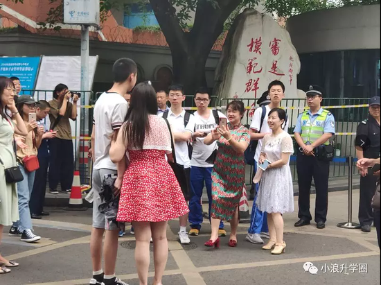 七中林荫考点外,开考前家长为老师和学生留下合影。