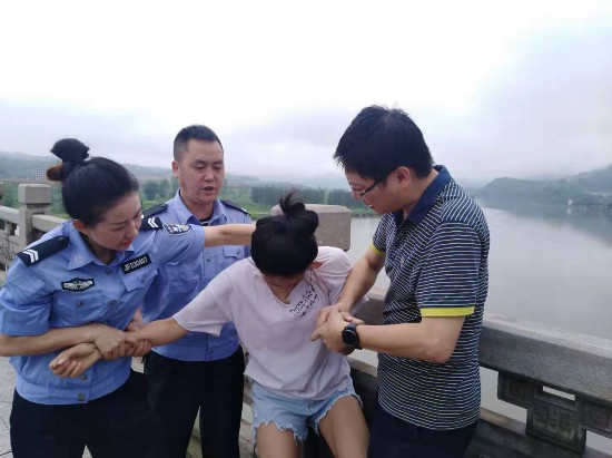女子被劝下