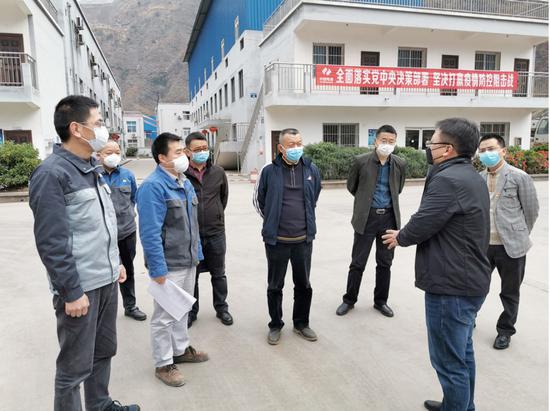 西区区委常委、常务副区长毛志强检查现场防疫措施