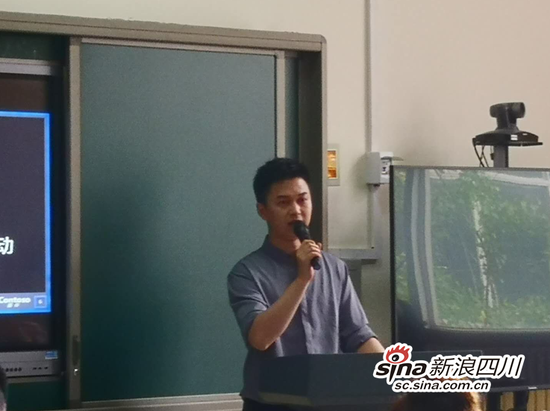 艺术教研组组长左向辉做汇报