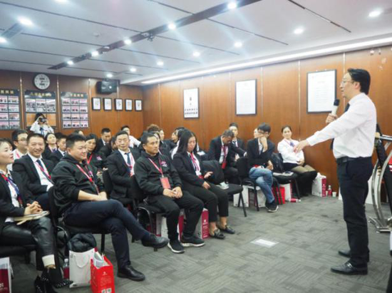 第四代传承人贾国金为芙蓉树下加盟商讲解非遗冒菜精髓