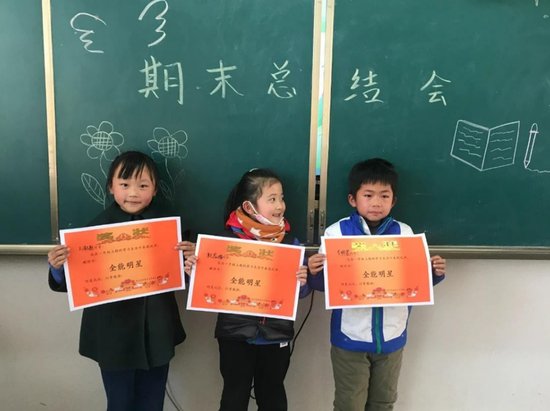 西昌天立学校李梓墨(右1)今冬感动全网