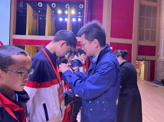 陈旭校长为学生颁发志愿者之星证书