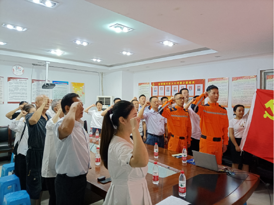 6月30日，国家电网四川电力（泸州江阳）连心桥共产党员服务队来到泸州市江阳区大山坪街道山岩脑社区，开展千名党员进村社联万家，七一服务进社区活动，重温入党誓词，新老党员座谈交流经历与感受，了解居民用电需求，宣传安全用电、节约用电知识