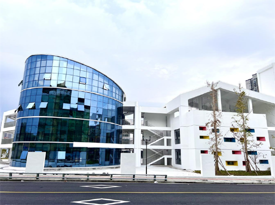 新修建的教师新村幼儿园