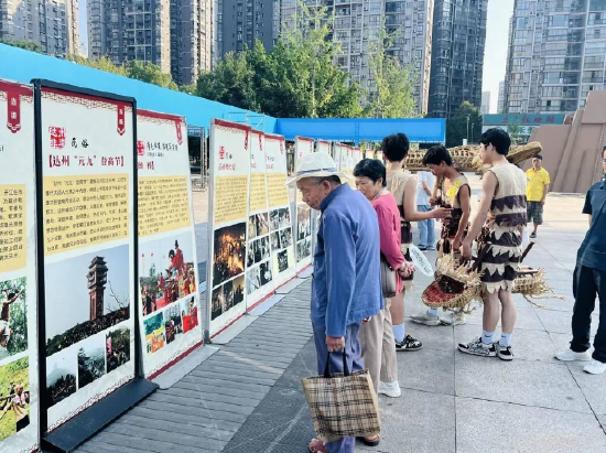 市民驻足看展览。（达州市文化馆供图）