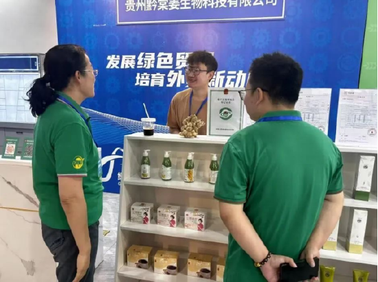 图:在绿色贸易产销对接会上,西洋实业与黔棠姜公司交流洽谈,了解黔棠姜生姜种植基地的规模和用肥需求,黔棠姜邀请西洋实业到种植基地考察。