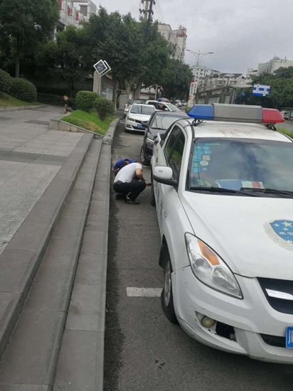 执法车副驾驶旁前后轮胎被刺破