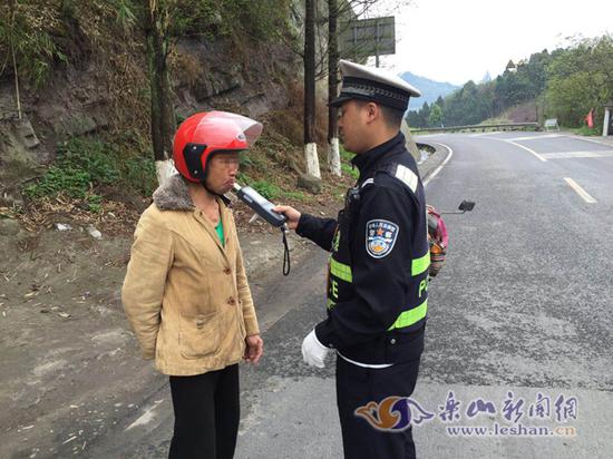 民警查获潘某酒后驾驶摩托车