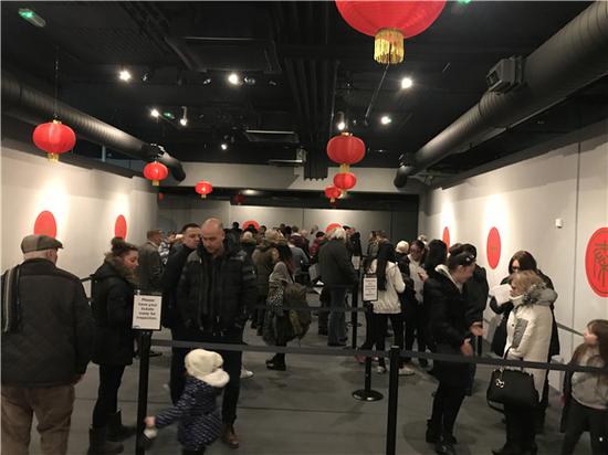 展厅外排队的人群