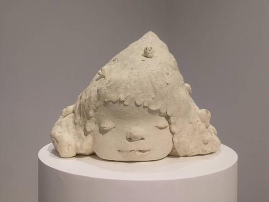 H Queen‘s大楼中,佩斯画廊在展的奈良美智陶艺作品
