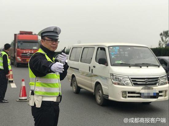 ▲施工路段各个收费站入口均有民警执守