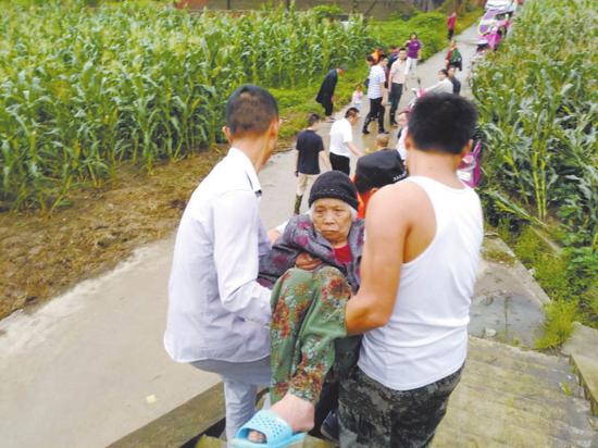 肋部骨折太婆坐在椅子上被抬出。