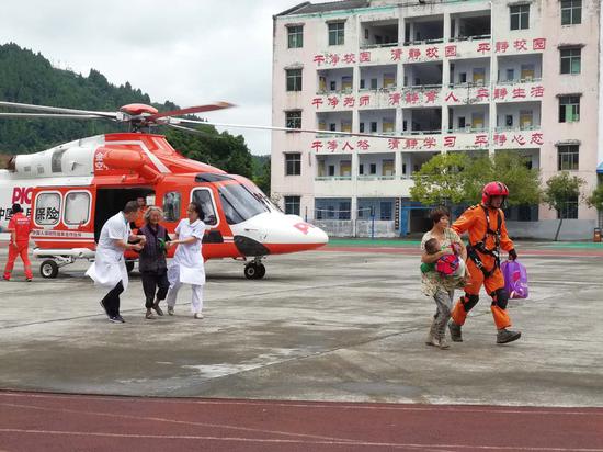 人保直升机救援 39分钟跨越生死界限 拯救孤岛