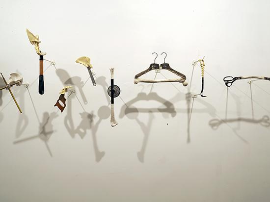 林天苗,《失与得》,2014年,聚脲、工具、不锈钢支架,尺寸可变