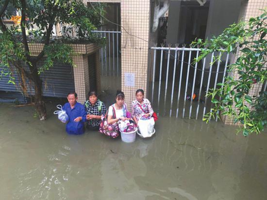 　居民涉水自救。