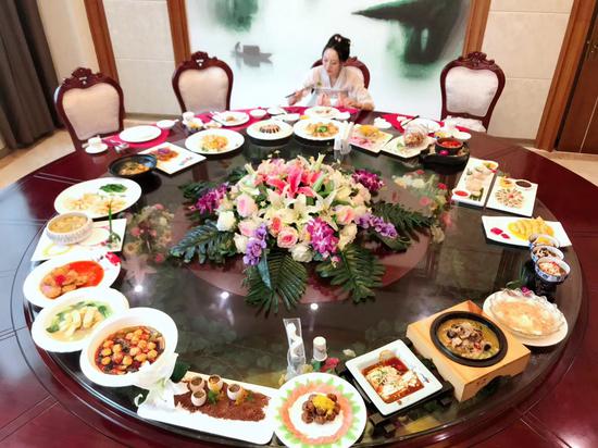 美女主播直播品尝剑门豆腐