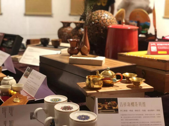西嶺云藏非遗工艺系列产品在现场展出