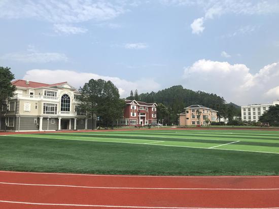 学校操场、宿舍楼