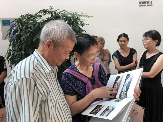 “巴山蜀水”朱常棣八十寿辰中国画展开幕式现场