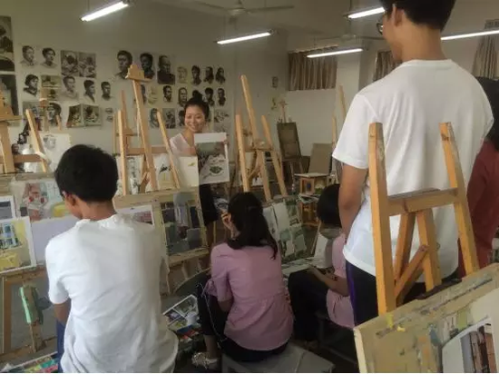 工作中的吴坪蔚老师