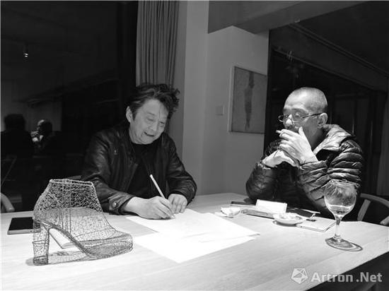 左起:艺术家何多苓与师进滇