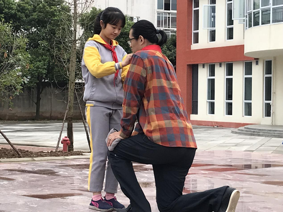 　　四小娃为林哲璋老师系红领巾