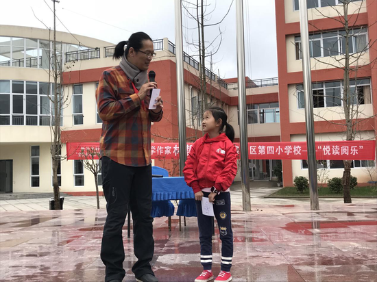 哲璋老师和孩子们亲切交流、互动