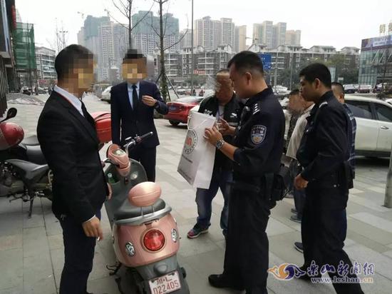 小伙违法私贴小广告