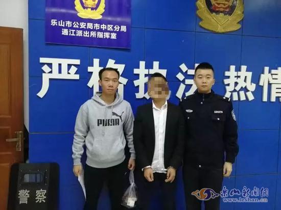 小伙违法私贴小广告