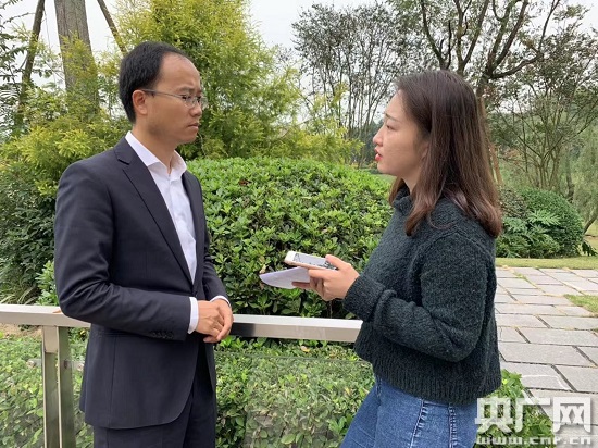 主播对电子科技大学产业园相关负责人进行专访。(摄影 邱栎艺)