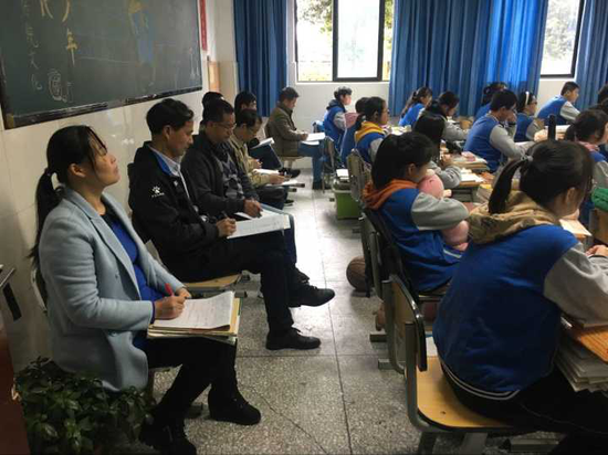 彭增胜、杨延军、文华、刘玉成、敬军、李东6位老师在听数学课