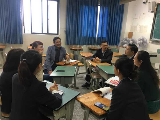 许成良老师在英语课后同英语组老师交流互动